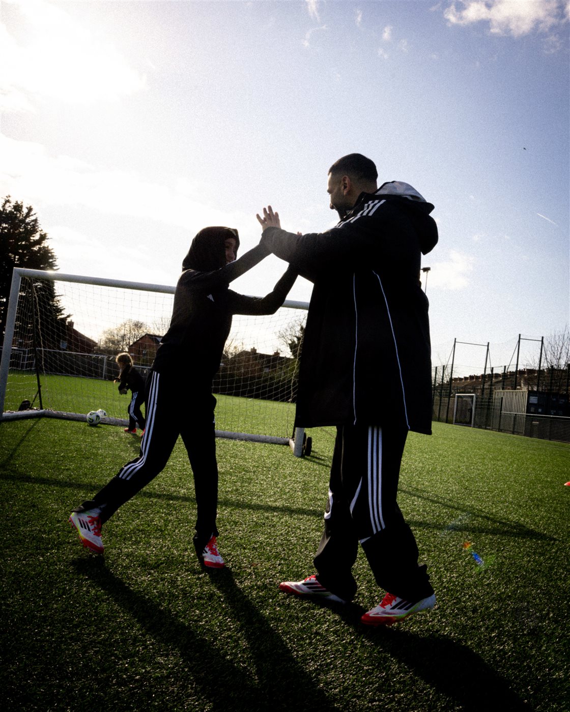 زيارة محمد صلاح لأحد أندية الفتيات&nbsp;