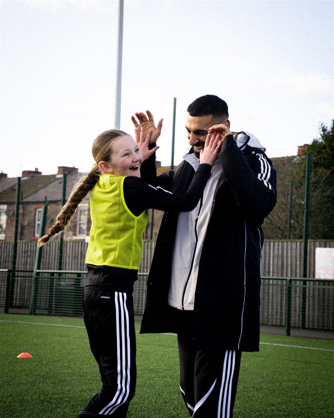 زيارة محمد صلاح لأحد أندية الفتيات&nbsp;