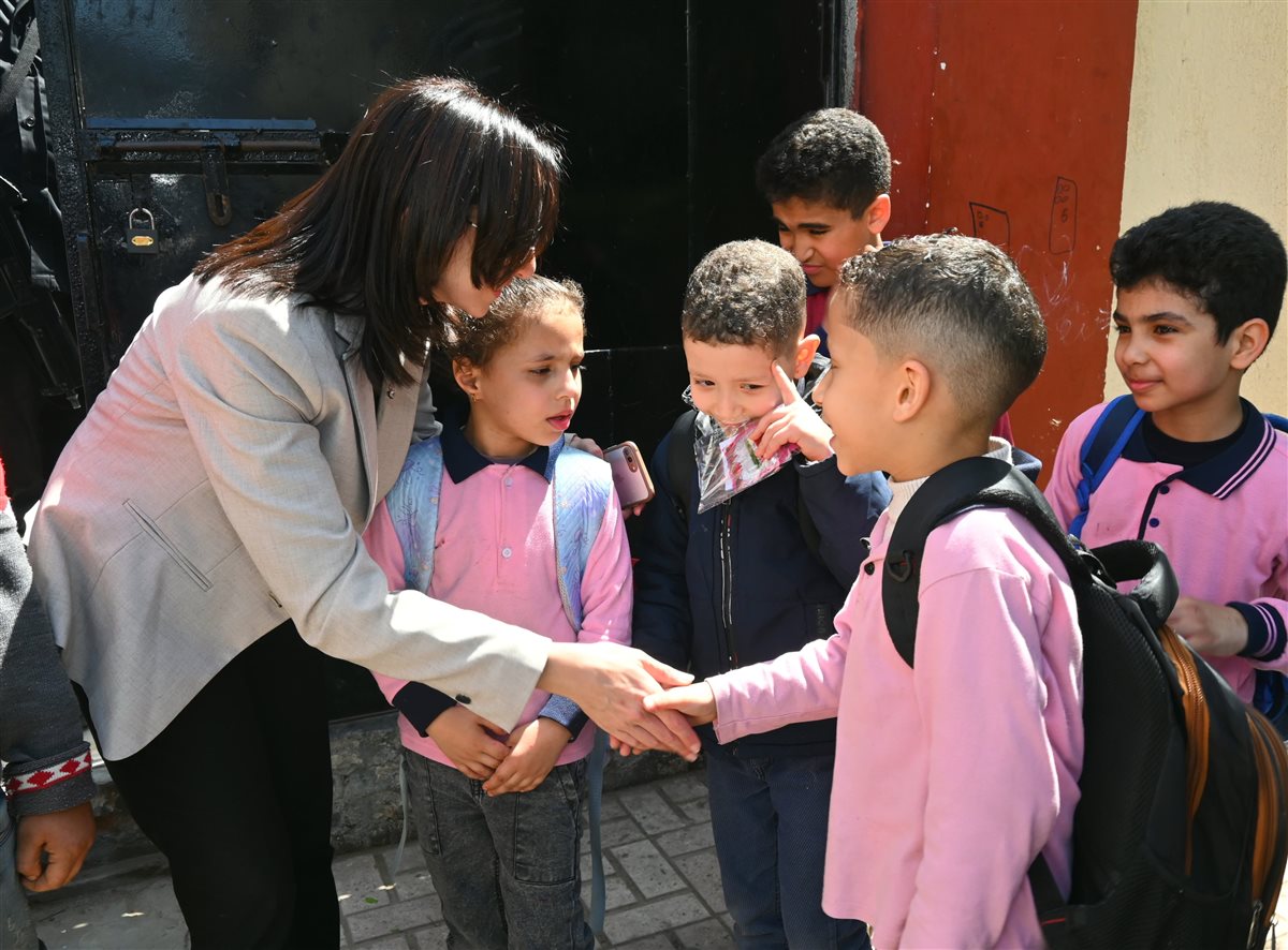 محافظ البحيرة تهنئ عدد من الطلاب بمدرسة على الجارم برشيد بمناسبة عيد الفطر