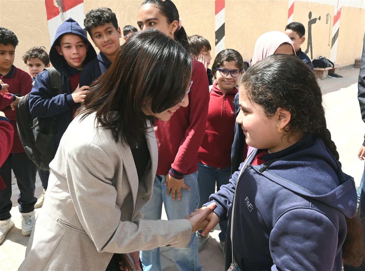 محافظ البحيرة تهنئ عدد من الطلاب بمدرسة على الجارم برشيد بمناسبة عيد الفطر