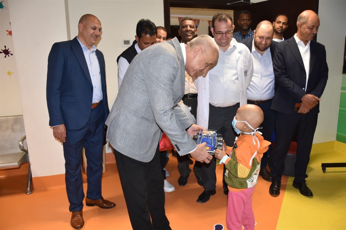 محافظ الأقصر يحتفل ومتحدي السرطان بالعيد