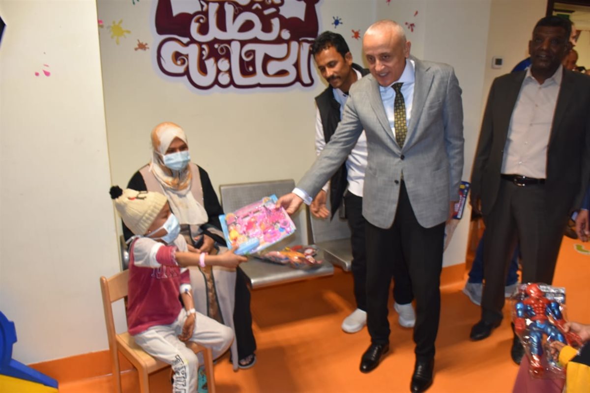 محافظ الأقصر يحتفل ومتحدي السرطان بالعيد
