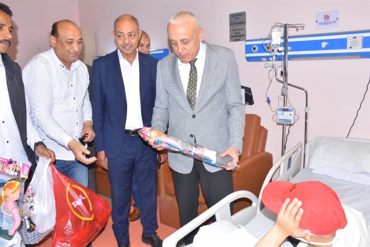 محافظ الأقصر يحتفل ومتحدي السرطان بالعيد