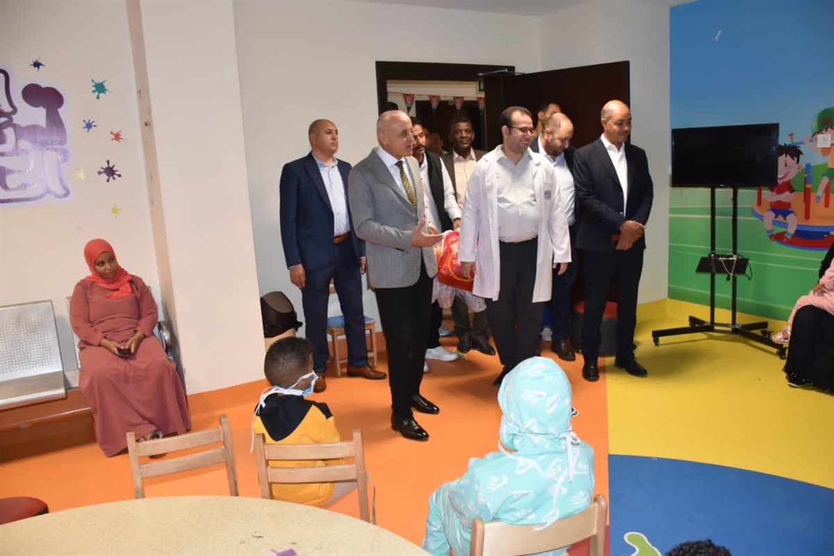 محافظ الأقصر يحتفل ومتحدي السرطان بالعيد