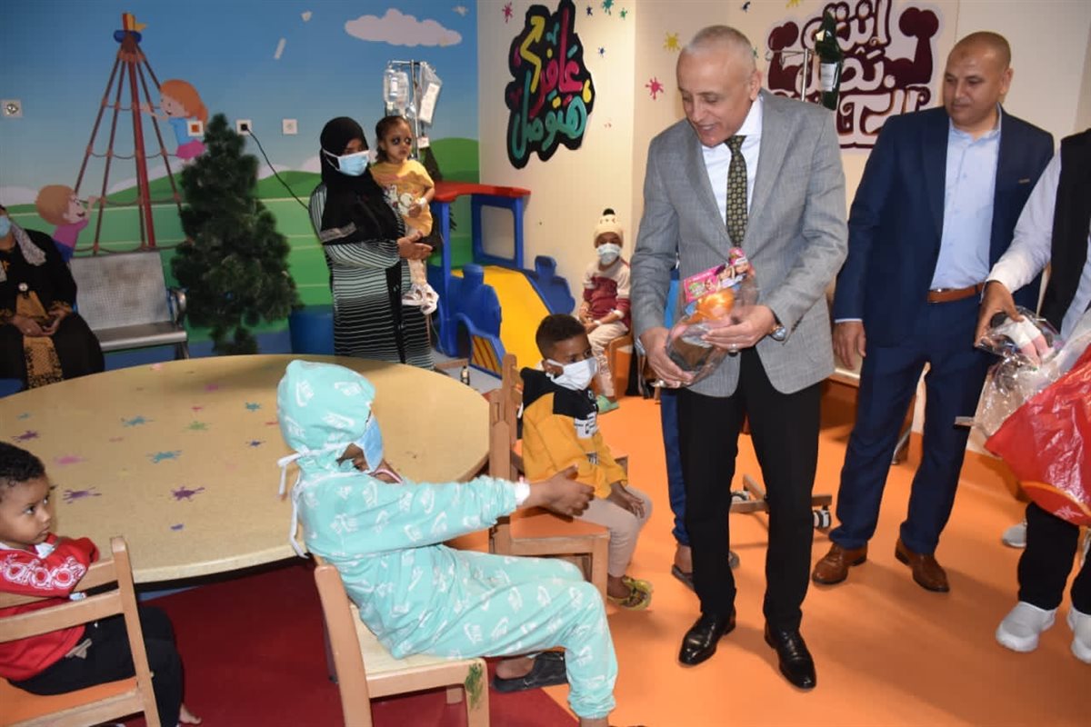 محافظ الأقصر يحتفل ومتحدي السرطان بالعيد