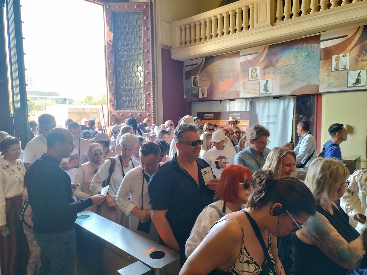 توافد كبير من السائحين العرب والأجانب لزيارة المتحف المصري بالتحرير&nbsp;