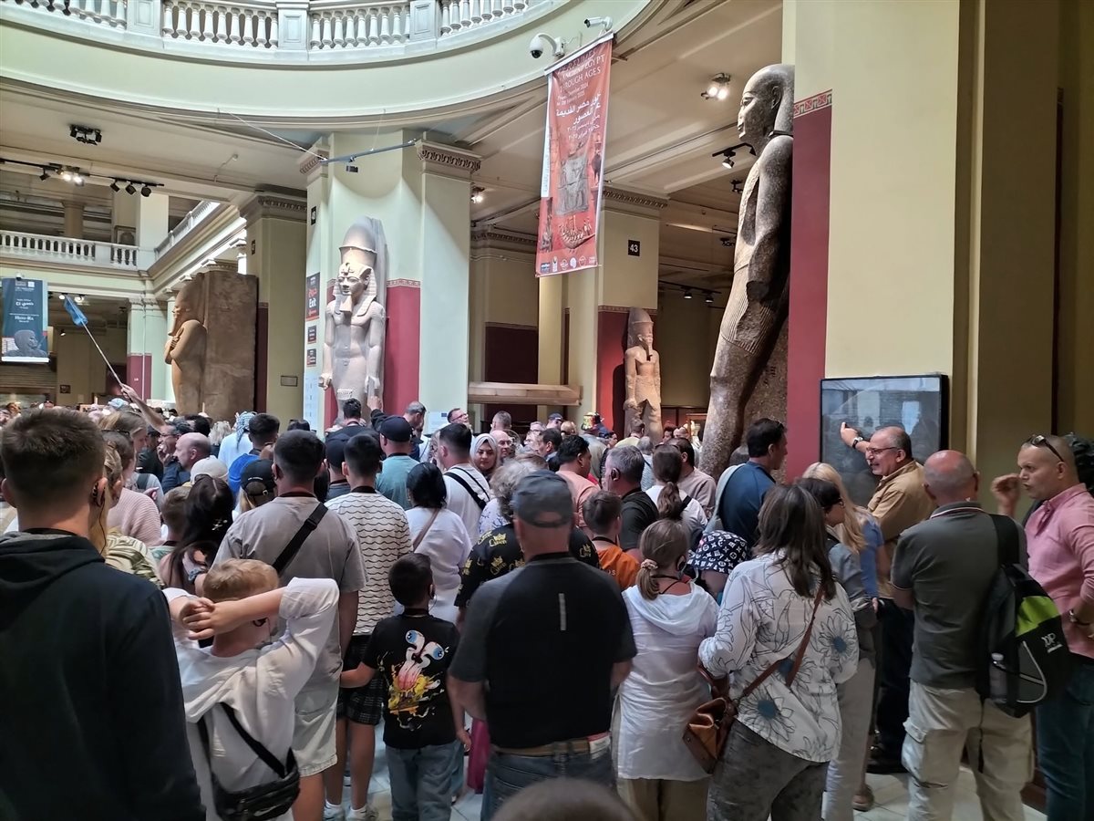 توافد كبير من السائحين العرب والأجانب لزيارة المتحف المصري بالتحرير&nbsp;