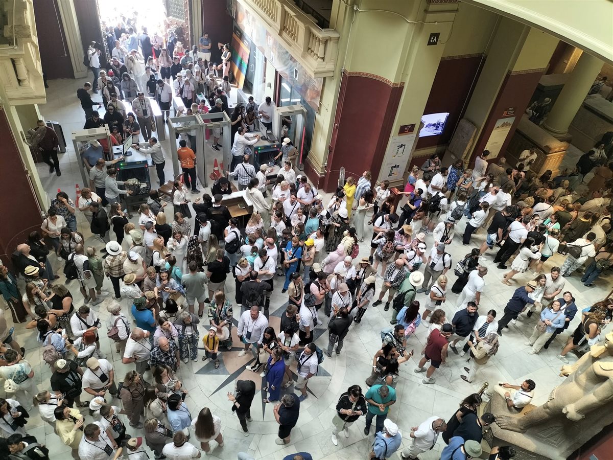 توافد كبير من السائحين العرب والأجانب لزيارة المتحف المصري بالتحرير&nbsp;