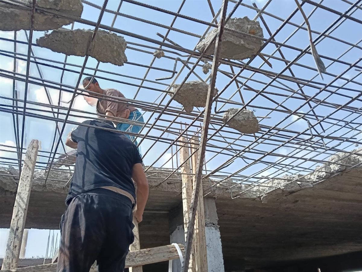 أعمال إزالة الأدوار العليا المقامة بدون ترخيص فى منطقة المقطم