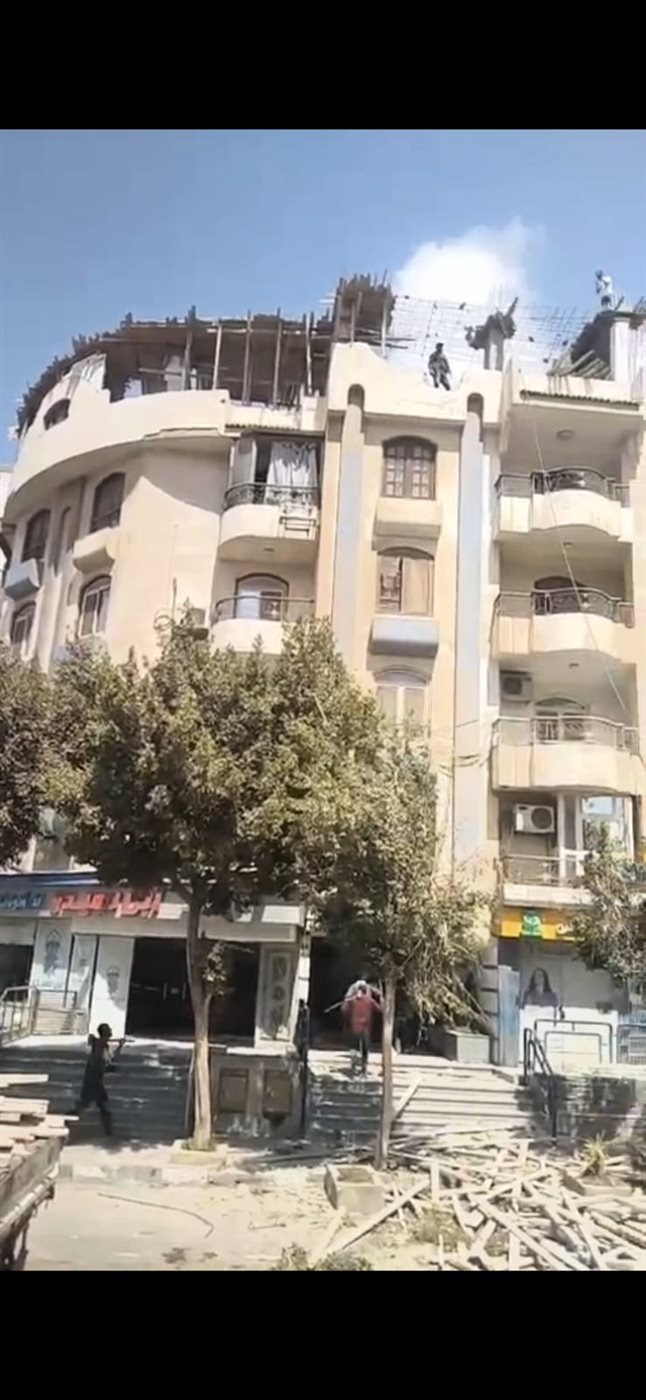 أعمال إزالة الأدوار العليا المقامة بدون ترخيص فى منطقة المقطم