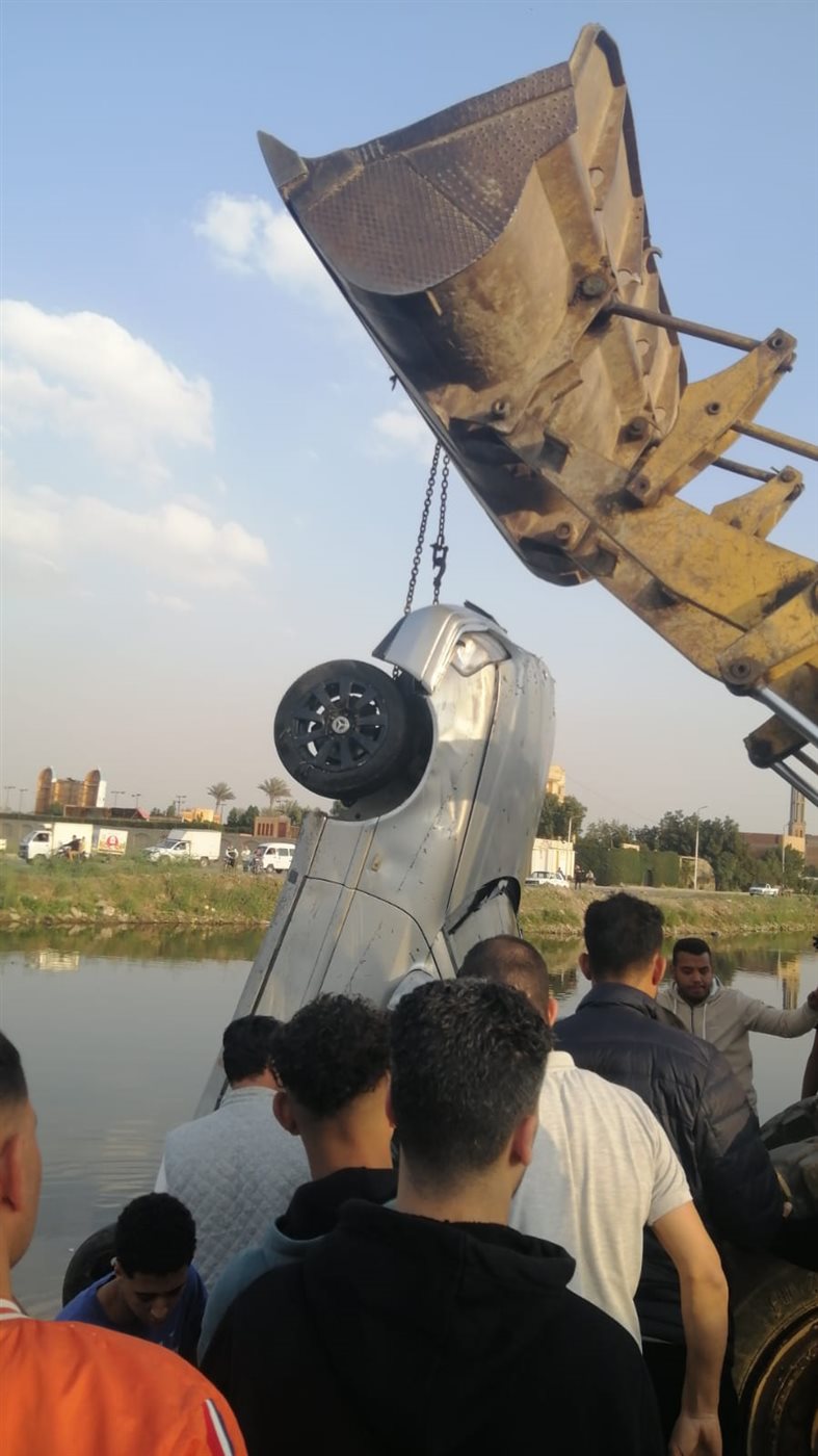 انقلاب سيارة ملاكي بترعة أبو النمرس دون إصابات 