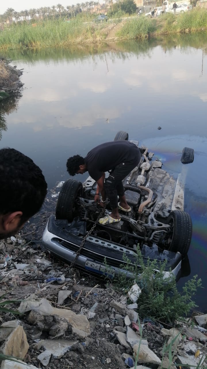 انقلاب سيارة ملاكي بترعة أبو النمرس دون إصابات 