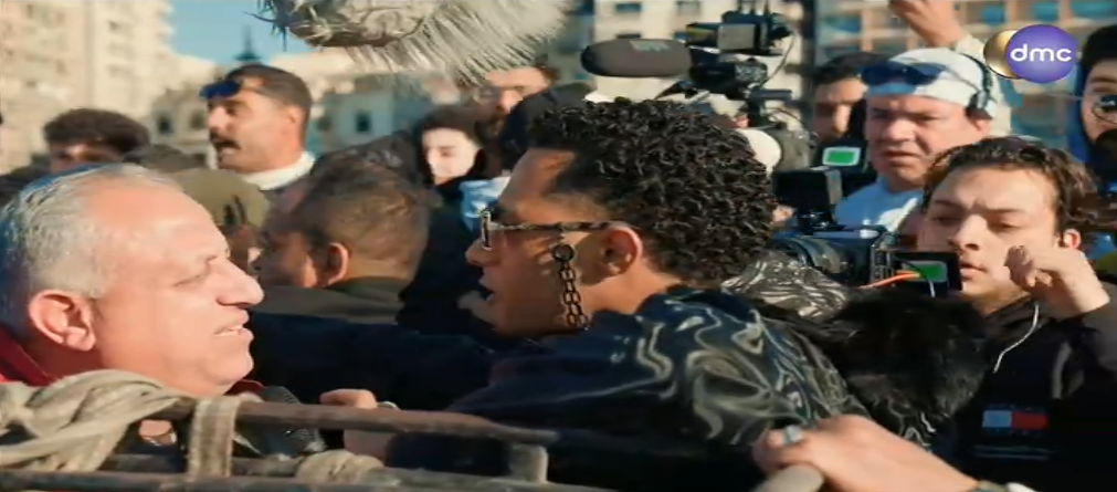 محمد رمضان يرقص مع سائق التاكسي بالإسكندرية