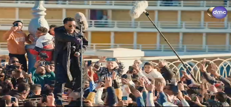 محمد رمضان يرقص مع سائق التاكسي بالإسكندرية