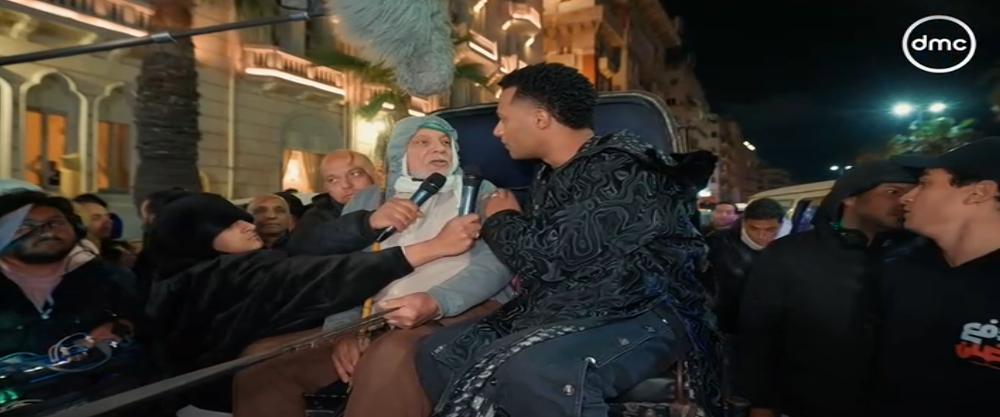 محمد رمضان مع سائق الحنطور بالإسكندرية