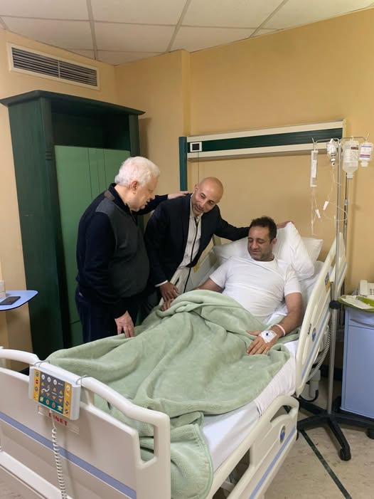 مرتضى منصور لحظة الاطمئنان على نجله