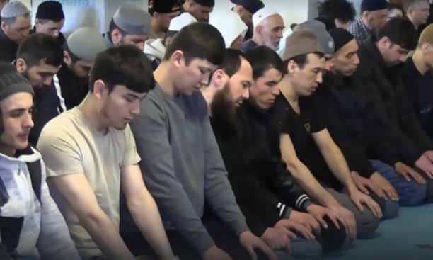 أكثر من 80 ألف مسلم يؤدون صلاة عيد الفطر في مسجد موسكو الكبير