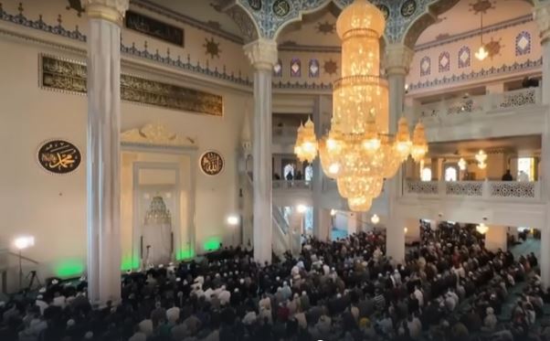 أكثر من 80 ألف مسلم يؤدون صلاة عيد الفطر في مسجد موسكو الكبير