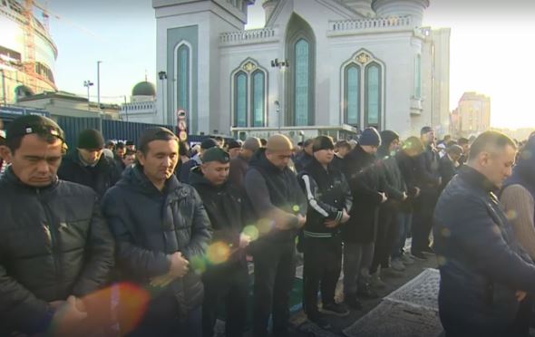 أكثر من 80 ألف مسلم يؤدون صلاة عيد الفطر في مسجد موسكو الكبير