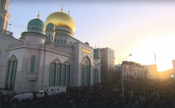 أكثر من 80 ألف مسلم يؤدون صلاة عيد الفطر في مسجد موسكو الكبير