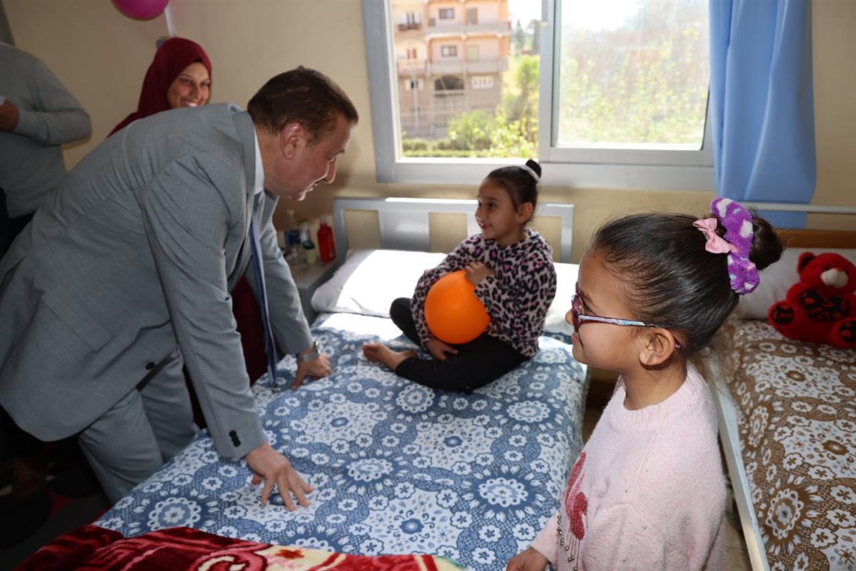 محافظ المنوفية يوزع كحك العيد على المرضى الفلسطينيين والمسنين في بركة السبع| صور 