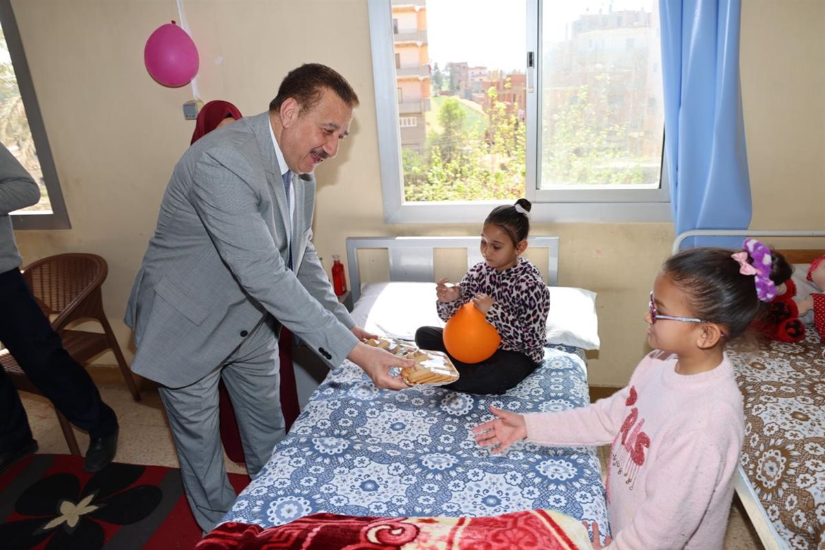 محافظ المنوفية يوزع كحك العيد على المرضى الفلسطينيين والمسنين في بركة السبع| صور 