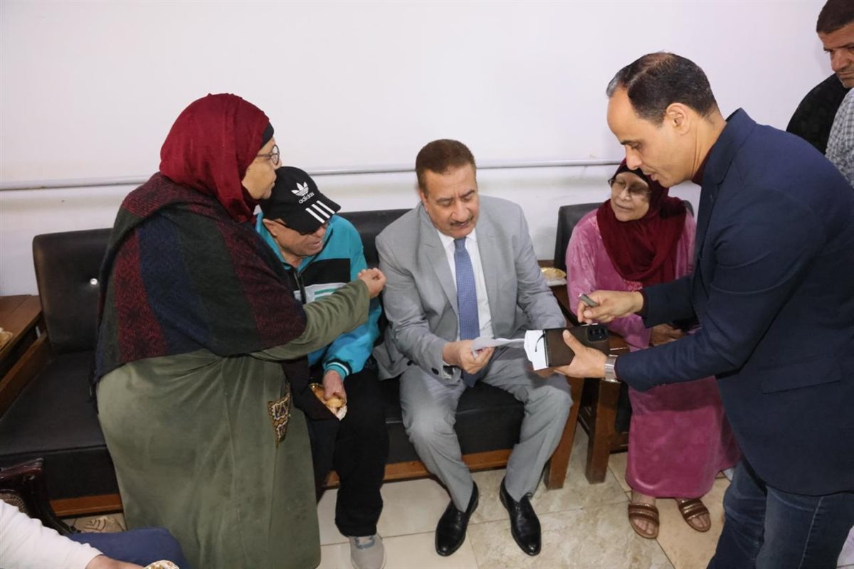 محافظ المنوفية يوزع كحك العيد على المرضى الفلسطينيين والمسنين في بركة السبع| صور 