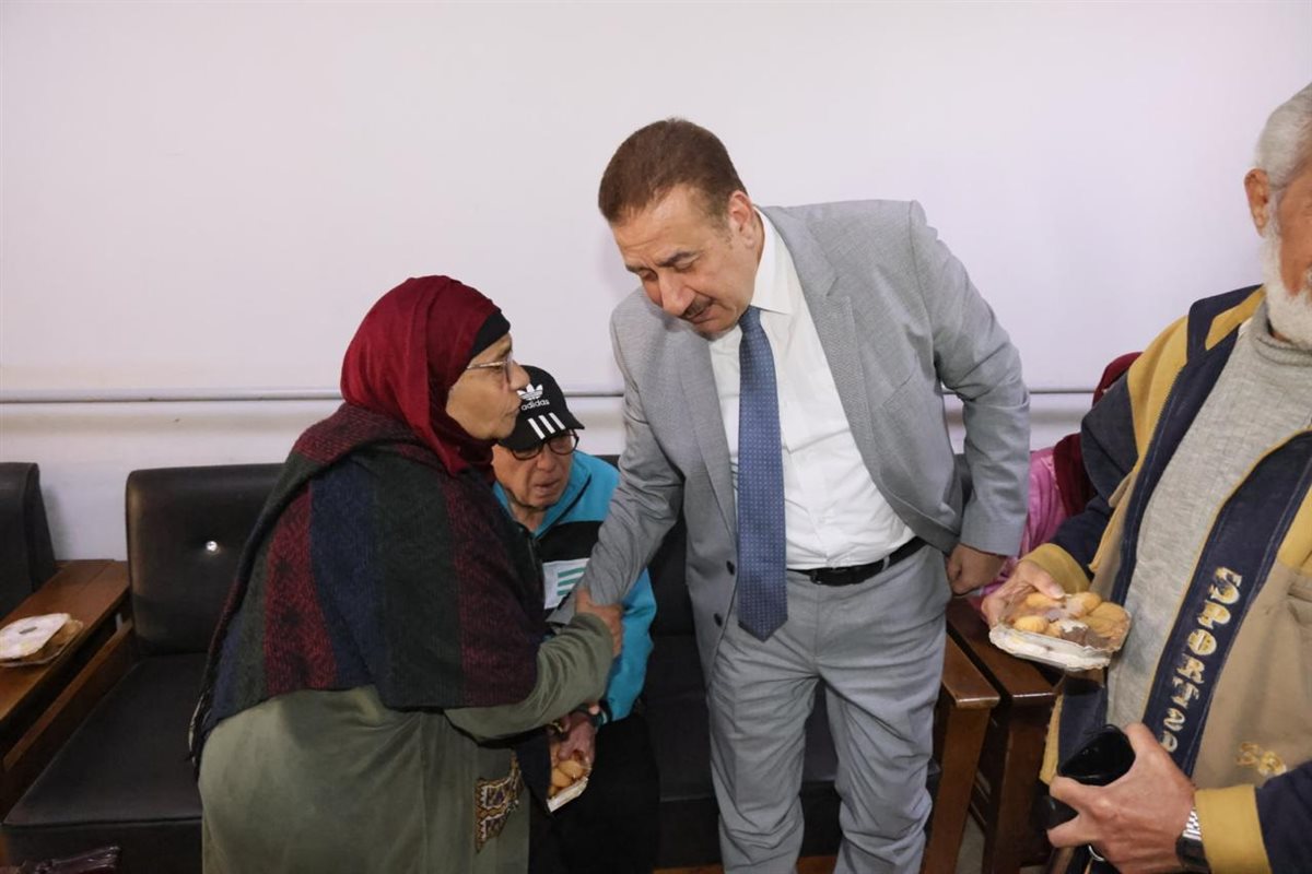 محافظ المنوفية يوزع كحك العيد على المرضى الفلسطينيين والمسنين في بركة السبع| صور 