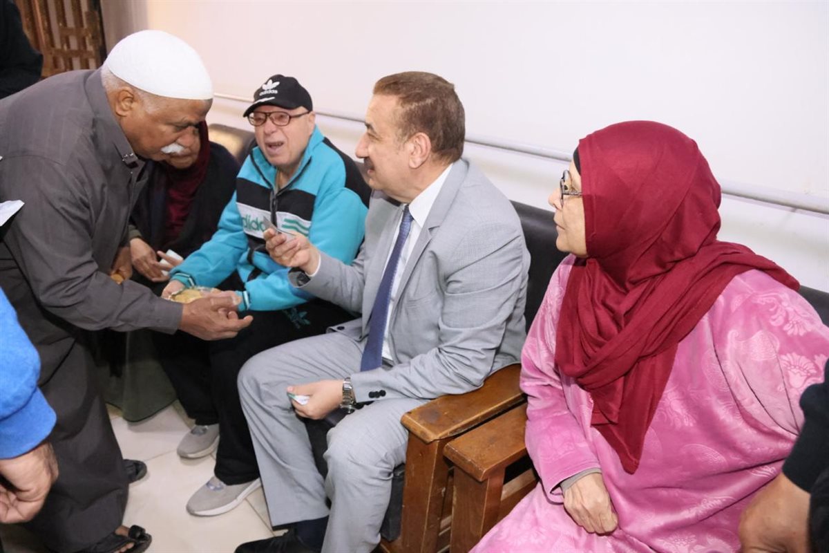 محافظ المنوفية يوزع كحك العيد على المرضى الفلسطينيين والمسنين في بركة السبع| صور 