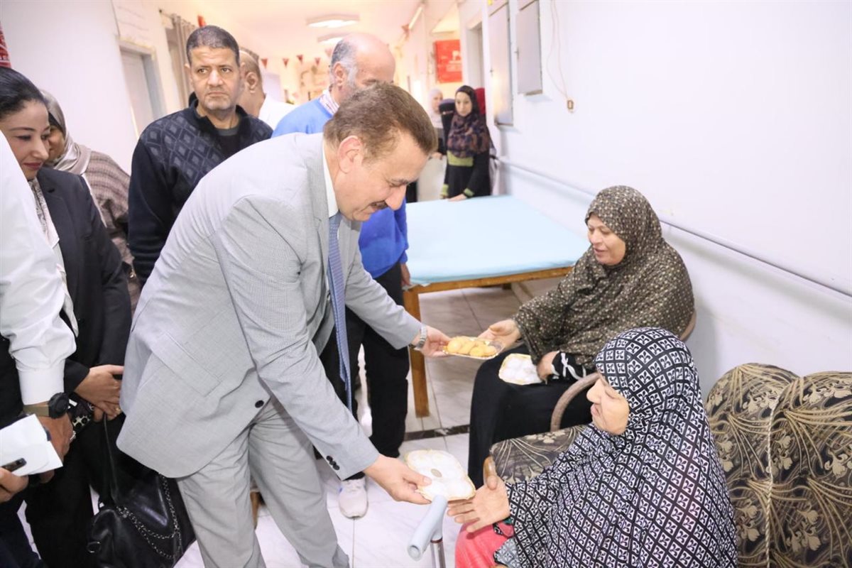 محافظ المنوفية يوزع كحك العيد على المرضى الفلسطينيين والمسنين في بركة السبع| صور 