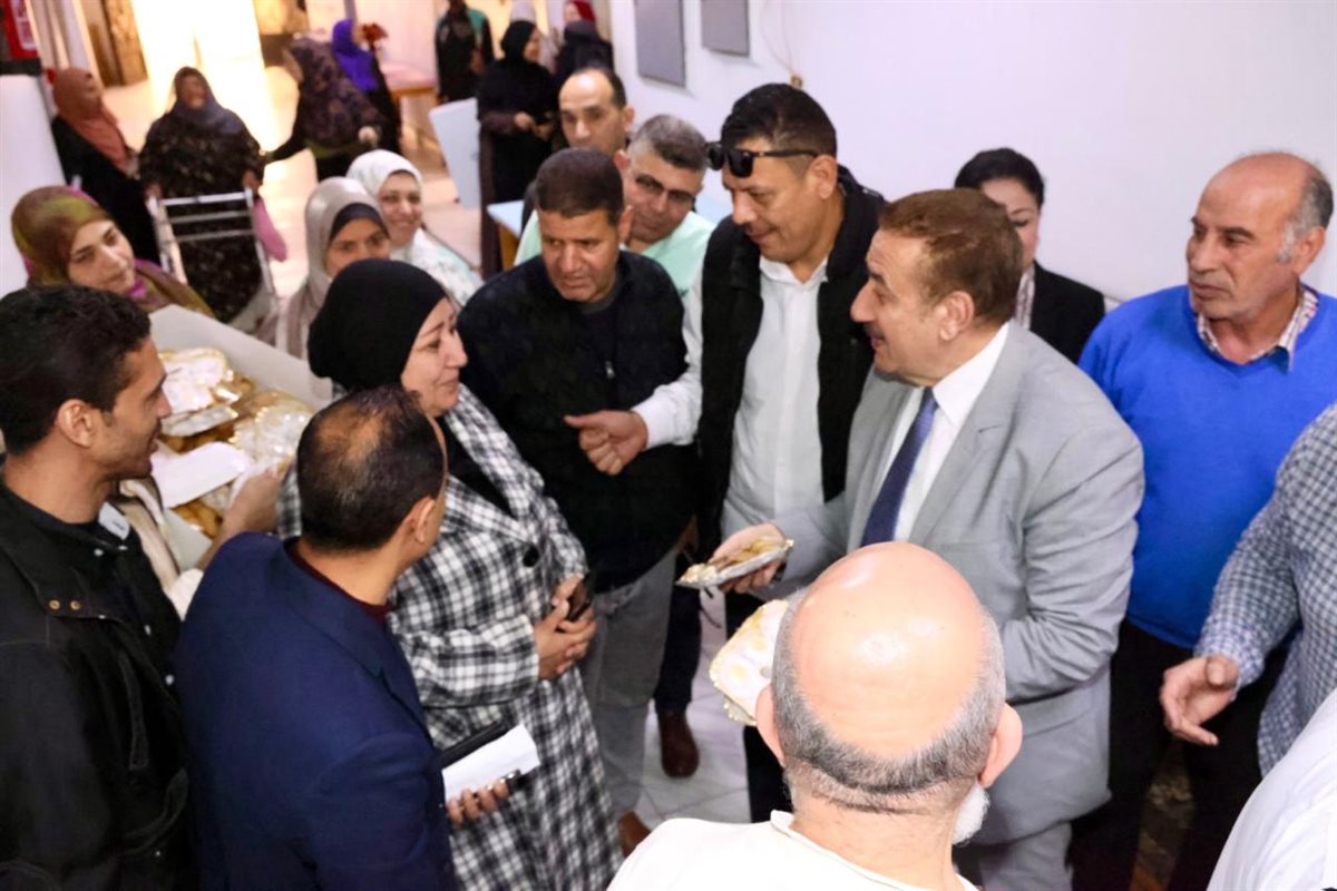 محافظ المنوفية يوزع كحك العيد على المرضى الفلسطينيين والمسنين في بركة السبع| صور 