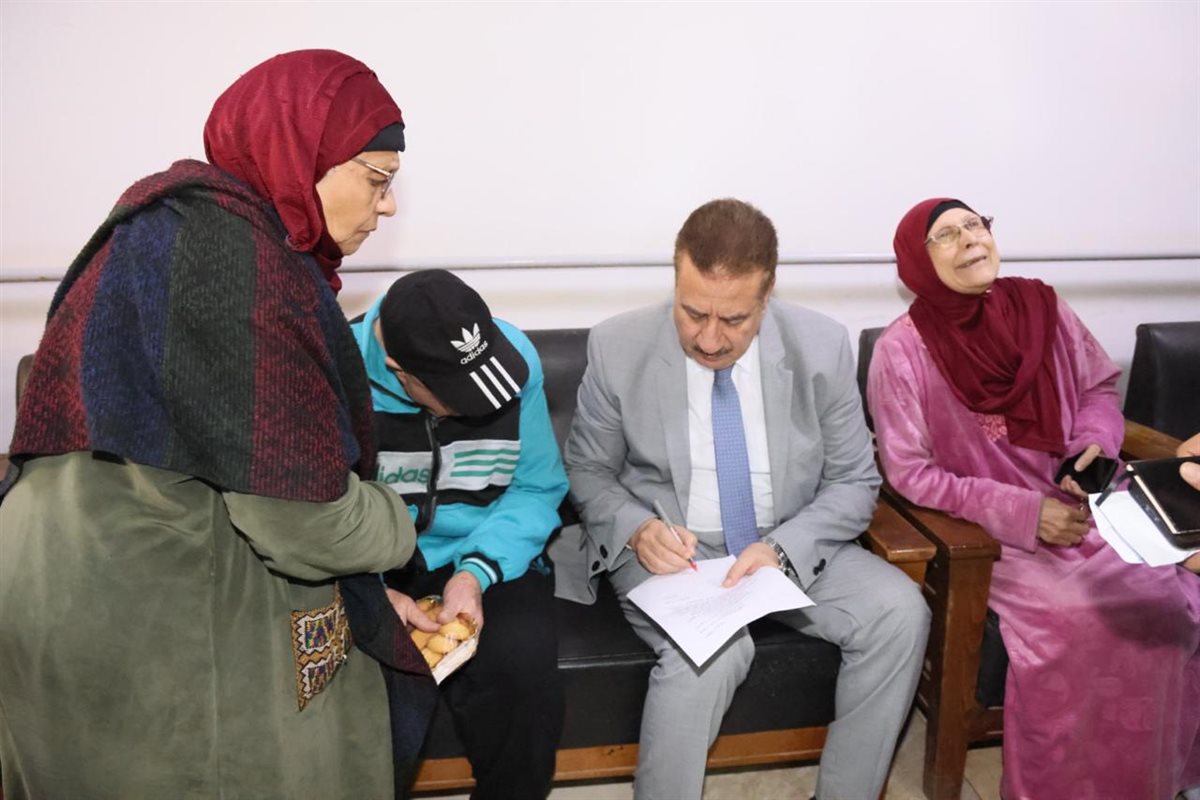 محافظ المنوفية يوزع كحك العيد على المرضى الفلسطينيين والمسنين في بركة السبع| صور 