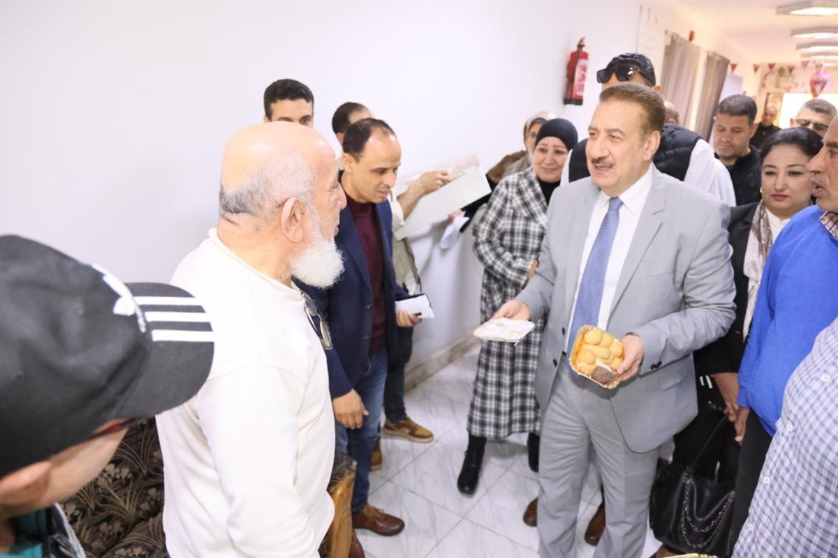 محافظ المنوفية يوزع كحك العيد على المرضى الفلسطينيين والمسنين في بركة السبع| صور 
