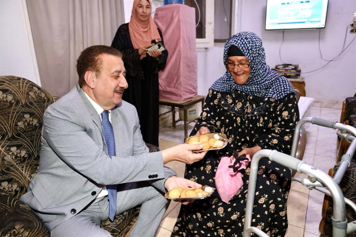 محافظ المنوفية يوزع كحك العيد على المرضى الفلسطينيين والمسنين في بركة السبع| صور 
