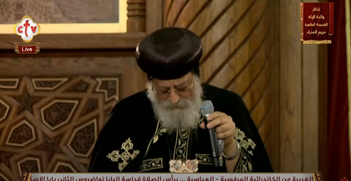 البابا تواضروس يدخل في نوبة بكاء خلال صلاة الجنازة على الأنبا باخوميوس