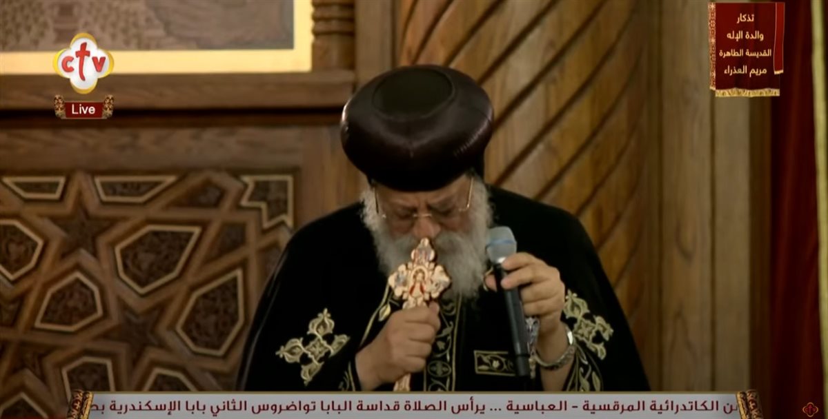 البابا تواضروس يدخل في نوبة بكاء خلال صلاة الجنازة على الأنبا باخوميوس