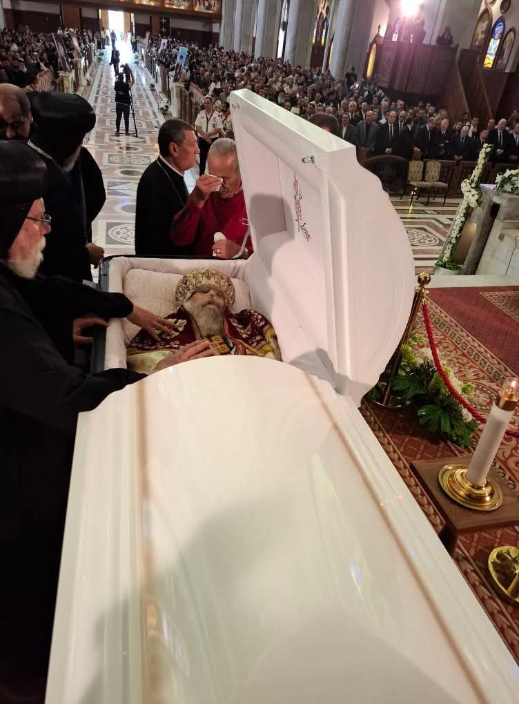 الأنبا باخوميوس في صلاة جناز البابا شنودة الثالث 