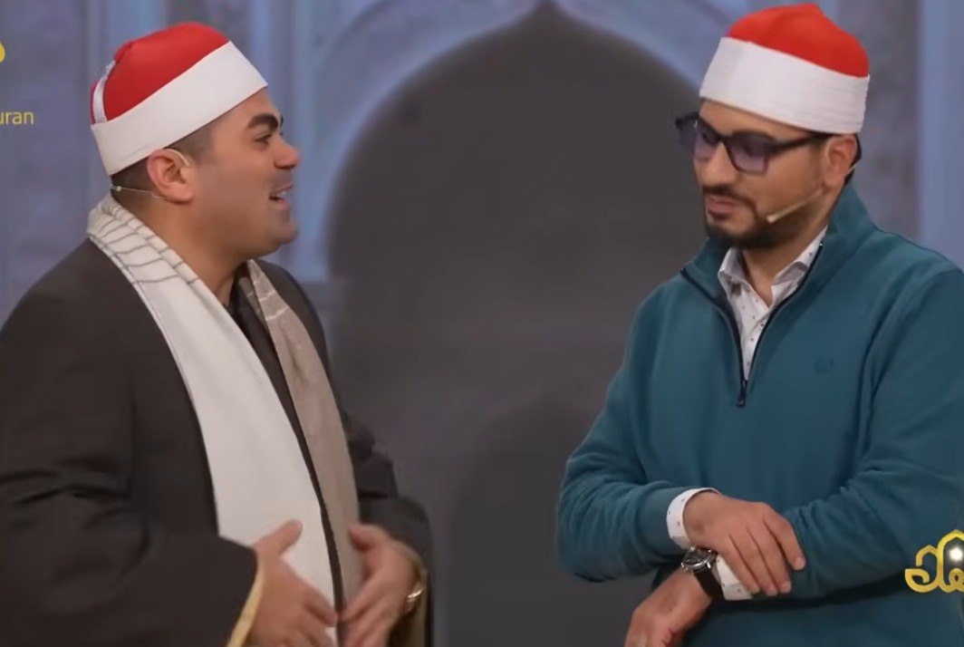 أزهري يشارك في برنامج تلاوة في إيران ويهديهم عمامة الأزهر