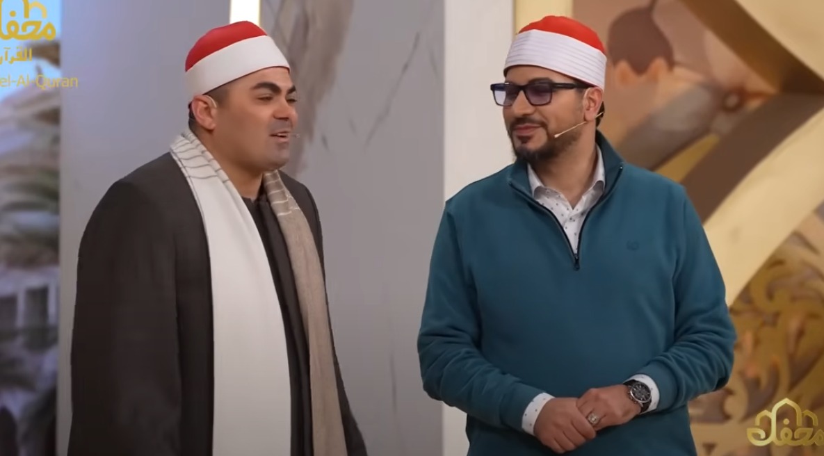 أزهري يشارك في برنامج تلاوة في إيران ويهديهم عمامة الأزهر