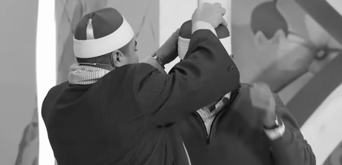 أزهري يشارك في برنامج تلاوة في إيران ويهديهم عمامة الأزهر