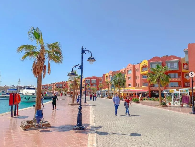 مارينا الغردقة السياحي نهارًا 