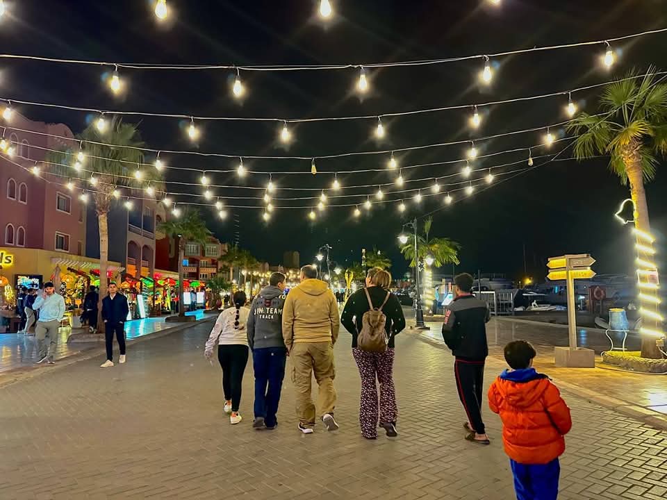 مارينا الغردقة السياحي مساءًا