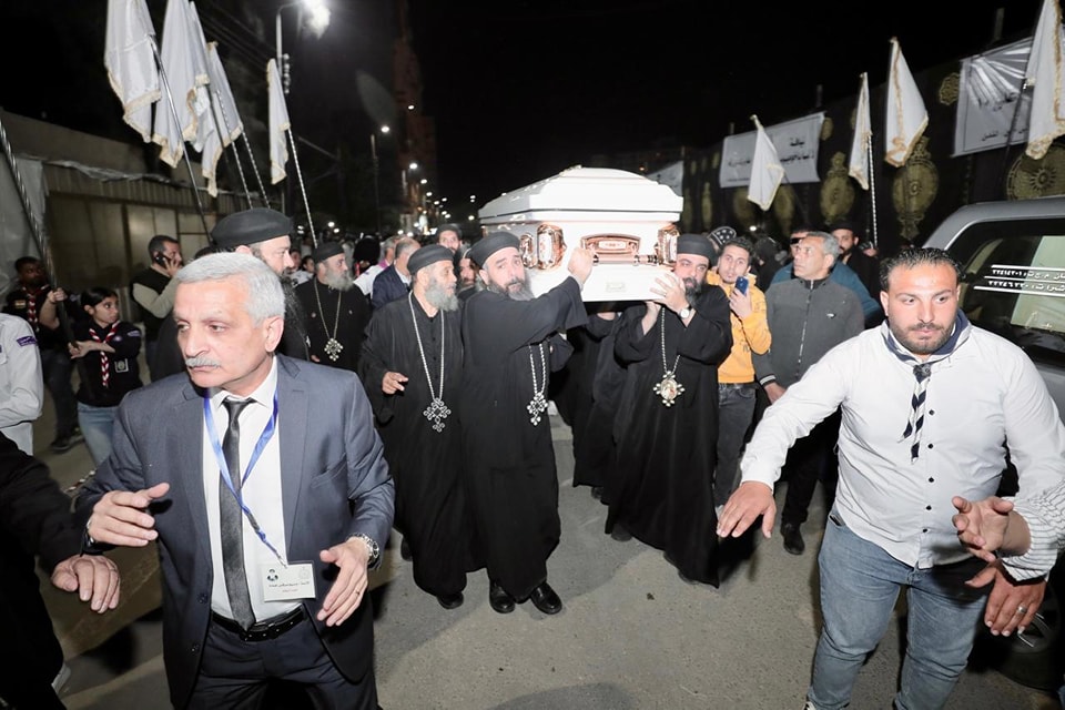 البابا يتقدم موكب استقبال جثمان نيافة الأنبا باخوميوس في دمنهور
