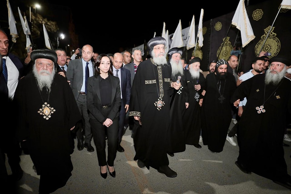 البابا يتقدم موكب استقبال جثمان نيافة الأنبا باخوميوس في دمنهور