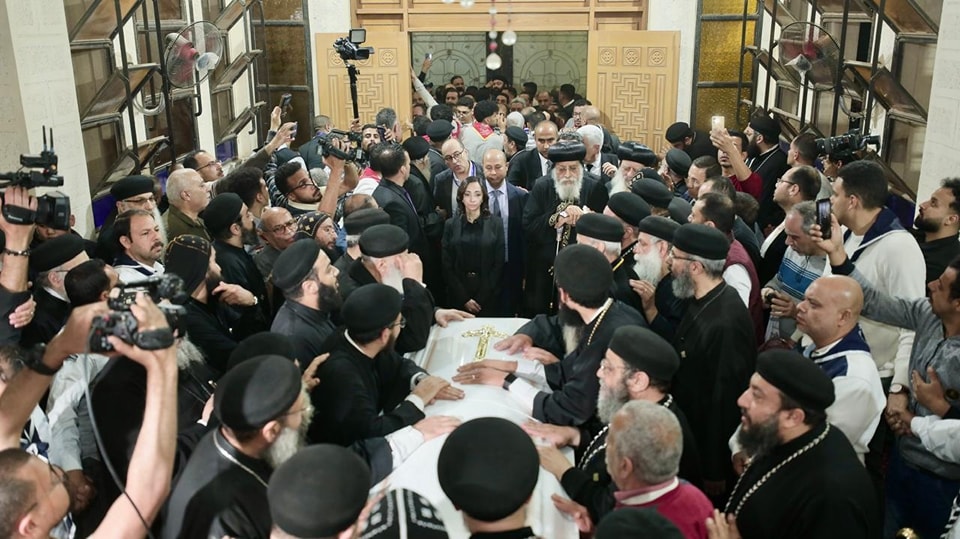 البابا يتقدم موكب استقبال جثمان نيافة الأنبا باخوميوس في دمنهور