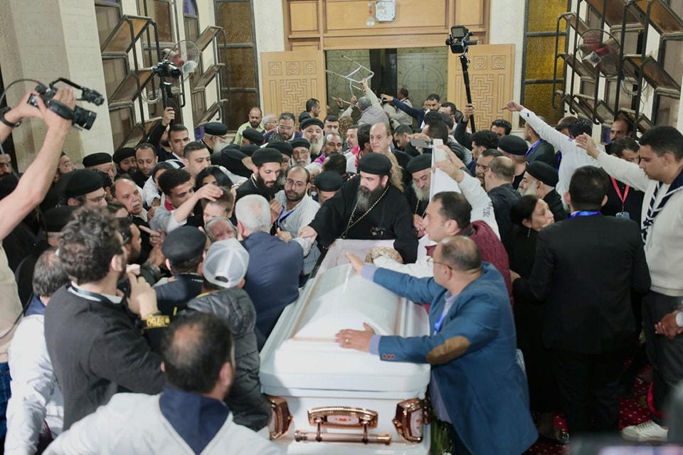 البابا يتقدم موكب استقبال جثمان نيافة الأنبا باخوميوس في دمنهور