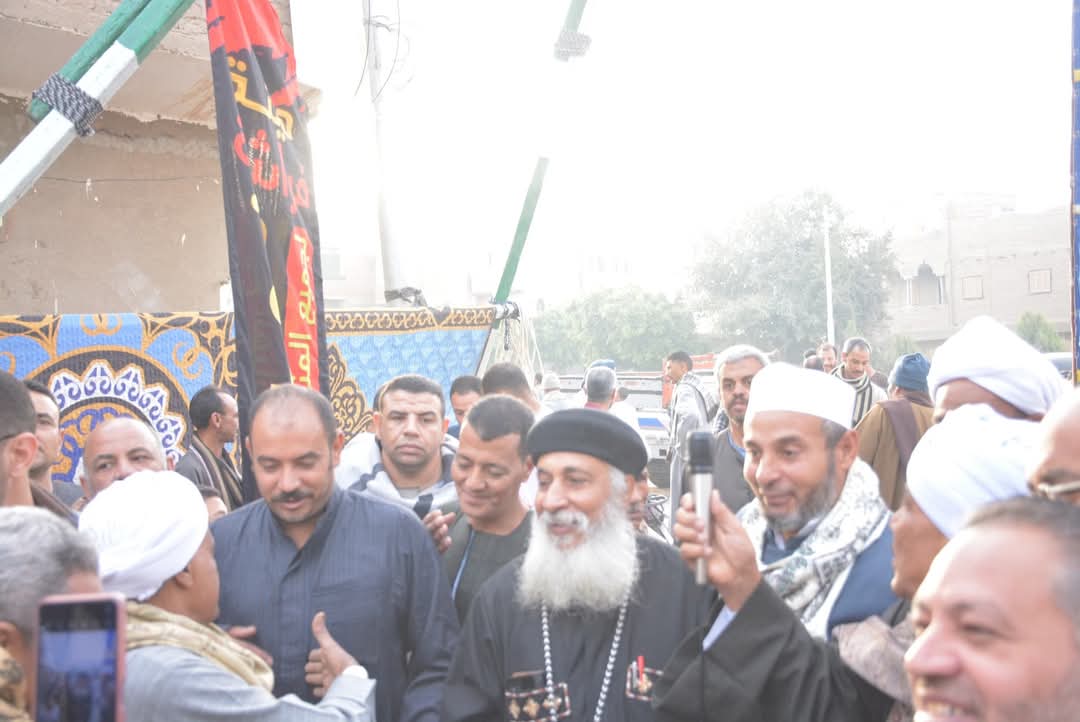 قس يوزع عيدية على الأطفال