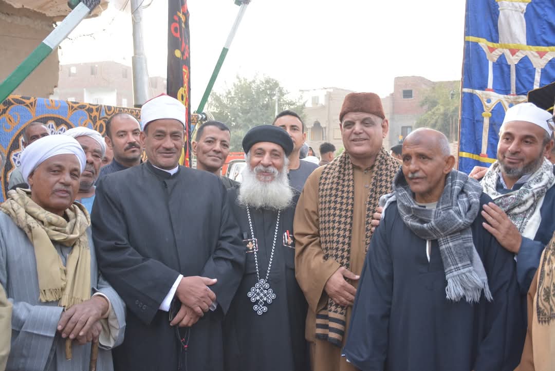 قس يوزع عيدية على الأطفال