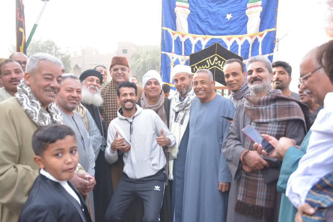 قس يوزع عيدية على الأطفال