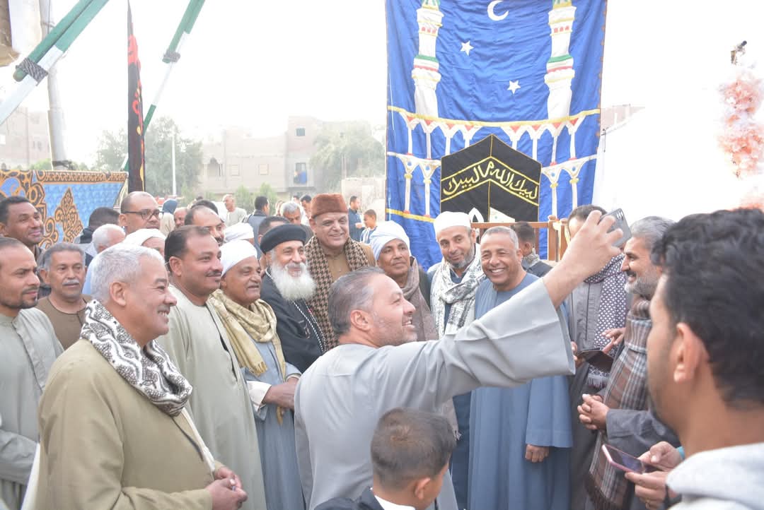 قس يوزع عيدية على الأطفال